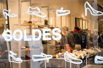 Début des soldes dans un magasin de chaussures à Lille (nord), le 28 juin 2017