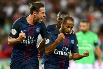 L'attaquant parisien Lucas Moura congratulé par Grzegorz Krychowiak après son but contre Saint-Etienne au Parc des Princes, le 9 septembre 2016