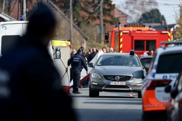 Des policiers sur le site où une voiture a foncé dans une foule se rendant à un carnaval, faisant six morts, à Strépy-Bracquegnies en Belgique le 20 mars 2022