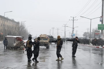 Des membres des forces de sécurité afghanes arrêtent un homme après une attaque contre une académie militaire d'Afghanistan à Kaboul, le 29 janvier 2018