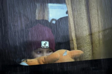 Un enfant ukrainien dans un bus l'emmenant vers la capitale moldave Chisinau après avoir franchi la frontière à Palanca, le 2 mars 2022
