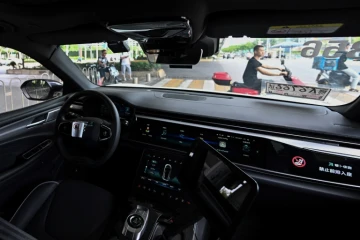 Le tableau de bord d'un taxi sans chauffeur du projet "Apollo Go" du géant technologique chinois Baidu dans une rue de Wuhan, le 1er août 2024 dans la province chinoise du Hubei