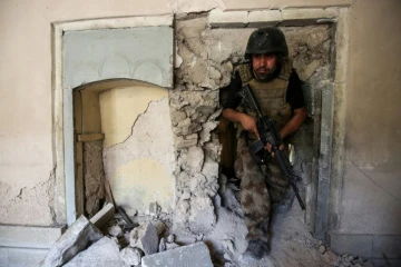 Un soldat des forces d'élite du contre-terrorisme (CTS) irakiennes marche dans la mosquée d'Al-Nouri détruite, dans la Vieille ville de Mossoul,  le 30 juin 2017