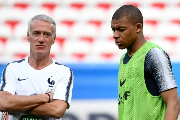 Le sélectionneur de l'équipe de France Didier Deschamps (g) parle à Kylian Mbappé lors d'une séance d'entraînement à l'Allianz Riviera, le 31 mai 2018 
