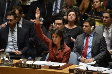 L'ambassadrice américaine à l'ONU Nikki Haley (C) se prononce pour une enquête sur l'utilisation d'armes chimiques en Syrie, au siège de l'ONU à New York le 10 avril 2018