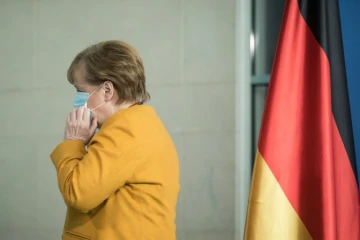 La chancelière allemande Angela Merkel quitte la salle après une allocution à la chancellerie à Berlin, le 24 mars 2021 
