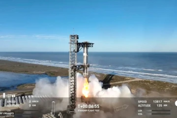 Capture d'écran diffusée par SpaceX montrant le Super Heavy Booster de Starship en plein vol, près de Boca Chica, au Texas, le 16 janvier 2025
