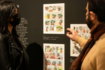 Des visiteurs regardent des planches le 22 février 2022 au musée de la BD d'Angoulême qui présente une exposition consacrée au travail de scénariste de René Goscinny