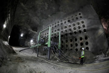Vue du chantier d'un cimetière souterrain dans l'ouest de Jérusalem, le 21 novembre 2017