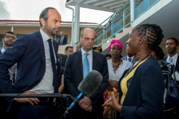 Edouard Philippe (G) et Jean-Michel Blanquer (C) supervisent la rentrée scolaire dans l'école primaire Clair Saint Maximin à Grand Case sur l'île de Saint-Martin, le 6 novembre 2017