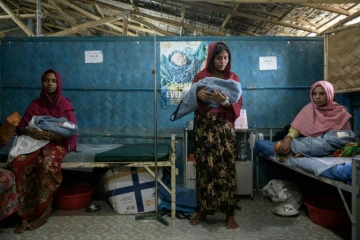 Les réfugiés rohingya Fatena Khatun (g), 20 ans, Zarina Begum (c), 20 ans et Latifa Begum (d), 30 ans, avec leurs bébés nés quelques heures auparavant le 14 août 2018 dans une maternité gérée par une ONG dans le camp de réfugiés de Kutupalong près de Cox's Bazar