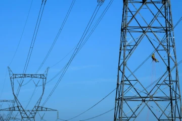 Un technicien de RTE (Réseau de Transport d'Electricite) lors d'une intervention sur une ligne à très haute tension à Aix-en-Provence, le 16 février 2017