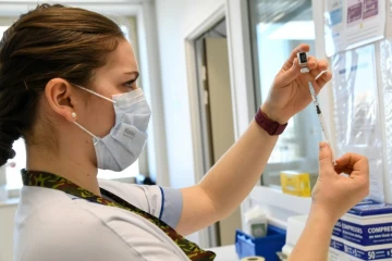 Dans un centre de vaccination contre le Covid-19 à l'hôpital militaire Bégin à Saint-Mandé, près de Paris, le 7 mars 2021 