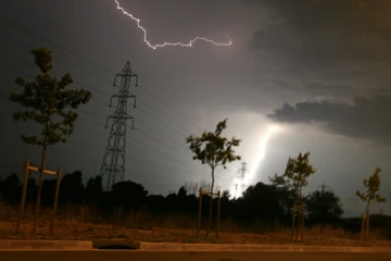 La foudre tombe sur une ligne électrique, le 27 juillet 2006 à Toulouse