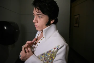 Matthew Boyce se prépare à entrer en scène pour le concours "Elvis Tribute Artists", le 12 août 2017 à Memphis (Tennessee)