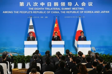 Le Premier ministre chinois Li Keqian (c), le président sud-coréen Moon Jae-in et le Premier ministre japonais Shinzo Abe lors d'un sommet tripartite, le 24 décembre 2019 à Chengdu, en Chine