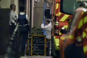 Experts et policiers devant le bar où deux hommes ont tués par balles le 6 septembre 2016 à Marseille