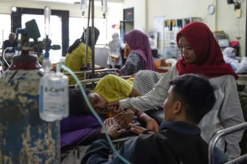 Un rescapé du tsunami entouré de sa famille dans un hôpital à Kalianda en Indonésie le 25 décembre 2018