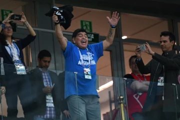 Diego Maradona enthousiatste avant le coup d'envoi du match Argentine-Croatie, le 21 juin 2018 à Nijni Novgorod 