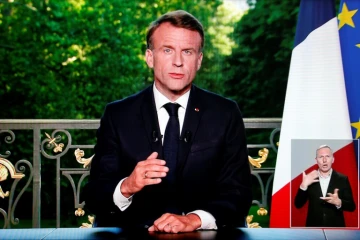 Capture d'écran du président Emmanuel Macron lors de son allocution télévisée pour annoncer la dissolution de l'Assemblée nationale le 9 juin 2024 à Paris