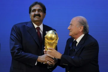 Le Qatar de l'émir Cheikh Hamad ben Khalifa Al-Thani se voit attribuer l'organisation du Mondial 2022 par la Fifa de Sepp Blatter, le 2 décembre 2010 à Zurich