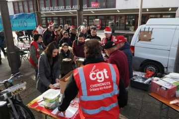 Banquet de Noël des cheminots grévistes devant la gare des Aubrais, près d'Orléans, le 23 décembre 2019
