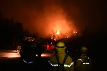 Des pompiers luttent contre les incendies le 15 septembre 2015 près de Middletown en Californie