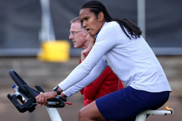 La défenseure de l'équipe de France Wendie Renard sur un vélo stationnaire, lors d'une séance d'entraînement, le 25 juillet 2023 à Sydney
