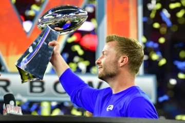 L'entraîneur des Los Angeles Rams Sean McVay brandit le trophée du Super Bowl remporté par son équipe, à Ingelwood le 13 février 2022