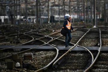 Un homme traverse les rails de la gare Saint-Charles à Marseille, le 9 avril 2018