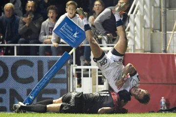 L'ailier argentin de Toulon Axel Muller marque un essai, et le demi de mélêe grenoblois Lilian Saseras tombe, le 29 octobre 2016 à Mayol