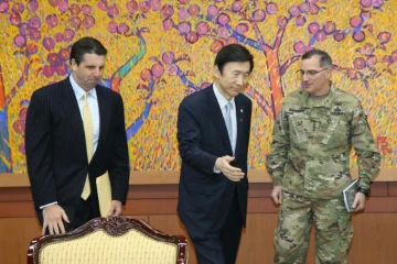 Le chef de la diplomatie sud-coréenne Yun Byung-Se (c), l'ambassadeur américain Mark Lippert (g) et le général américain Curtis Scaparrotti, commandant des forces américaines en Corée discutent à Séoul le 6 janvier 2016 du test de bombe H nord-coréen