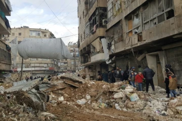 Des Syriens reviennent dans le district Bustan al-Qast d'Alep, repris par les forces progouvernementales, le 23 décembre 2016