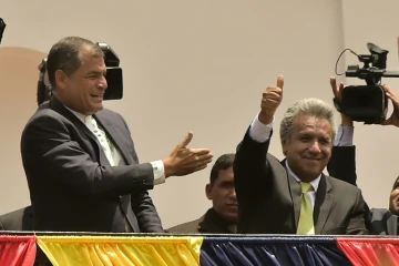 Le président équatorien Rafael Correa (G) et le vainqueur de la présidentielle Lenin Moreno, au balcon du palais présidentiel à Quito, le 3 avril 2017