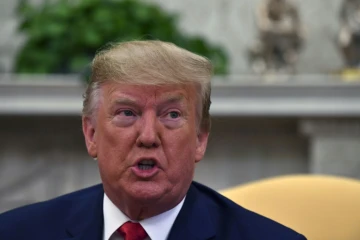 Le président américain Donald Trump répond aux questions des journalistes depuis le Bureau ovale 