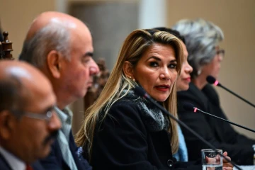 La présidente bolivienne par intérime, Jeanine Añez (c), lors d'une conférence de presse à La Paz le 15 novembre 2019
