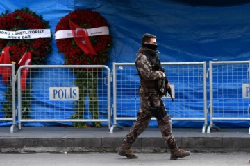 Un membre des forces spéciales turques monte la garde devant la discothèque Reina le 4 janvier 2017 à Istanbul