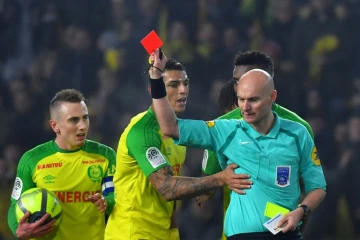 L'arbitre Tony Chapron exclut le Nantais Diego Carlos, lors du match contre Paris SG à La Beaujoire, le 14 janvier 2018