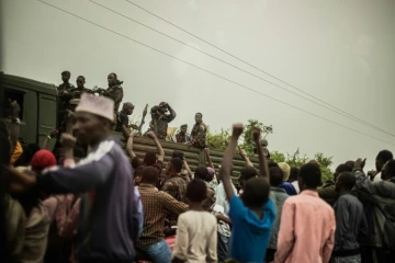Des soldats des Forces armées de la République démocratique du Congo (FARDC), en route pour une opération militaire à Sake, sont acclamés par la population, le 23 janvier 2025 à Goma