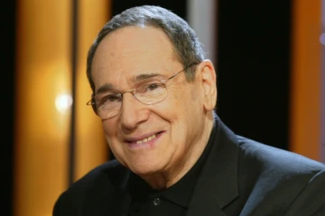Le metteur en scène et comédien français Robert Hossein en 2003 sur le plateau de l'émission littéraire "Vol de nuit" de TF1