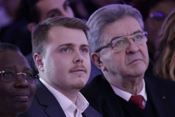Le député LFI Louis Boyard candidat à la mairie de Villeneuve-Saint-Georges, près de Paris, avec le leader insoumis Jean-Luc Mélenchon, le 23 janvier 2025.
