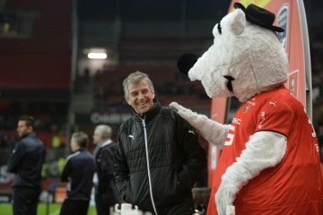 L'entraîneur Christian Gourcuff plaisante avec la mascotte de Rennes lors de son dernier match avec le club, le 3 novembre 2017 au Roazhon Park