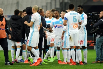Le défenseur de Marseille Patrice Evra (c) et ses coéquipiers se congratulent après leur victoire face à Rennes au Vélodrome, le 18 février 2017