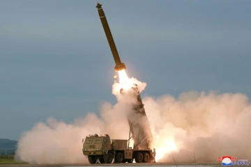 Photo diffusée le 25 août 2019 par l'agence nord-coréenne Kcna d'un test de lance-missiles multiples, le 24 août 2019 en Corée du Nord