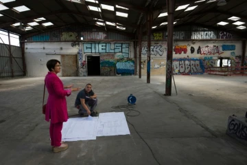 Dominique Versini, chargée de la solidarité et de la lutte contre l'exclusion, supervise l'installation d'un centre d'accueil humanitaire le 30 août 2016 à Paris