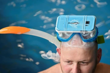 Un homme nage avec des lunettes de réalité virtuelle permettant de visionner des films sur les dauphins à Apeldoorn, aux Pays-BAs, le 31 octobre 2017