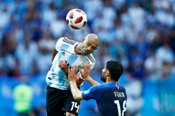 Le milieu de terrain de l'Argentine Javier Mascherano (g) lors de la défaite face à la France en 8e de finale du Mondial le 30 juin 2018
