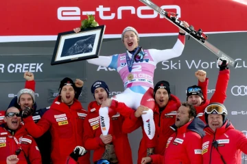 Le Suisse Marco Odermatt, porté en triomphe par ses équipiers, savoure sa victoire dans le Super G de Beaver Creek, le 6 décembre 2019