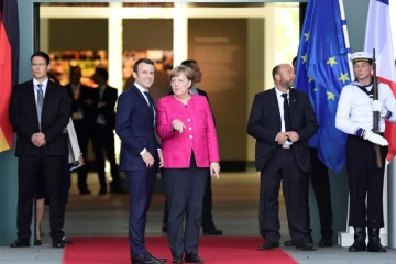 La chancelière allemande Angela Merkel (d) et le président français Emmanuel Macron, lors d'une rencontre à Berlin le 15 mai 2017