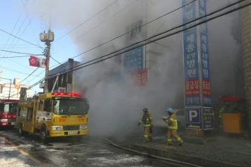 Des pompiers luttent contre l'incendie d'un hôpital à Miryang, le 26 janvier 2018 en Corée du Sud
